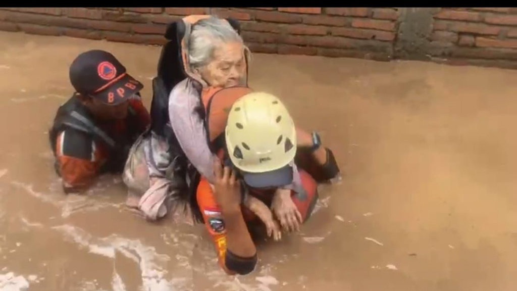 4 Kabupaten di Sulsel Dilanda Banjir & Longsor, Warga Dievakuasi