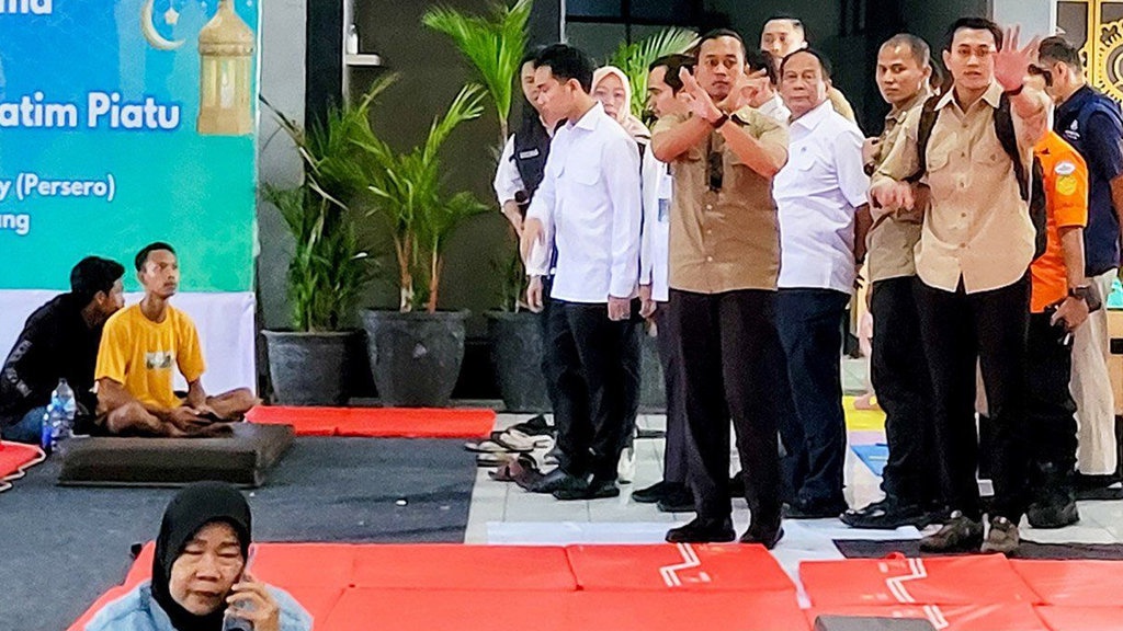 Gibran Temui Keluarga Korban KMP Tunu Pratama Jaya di Ketapang Gibran Temui Keluarga Korban KMP Tunu Pratama Jaya di Ketapang