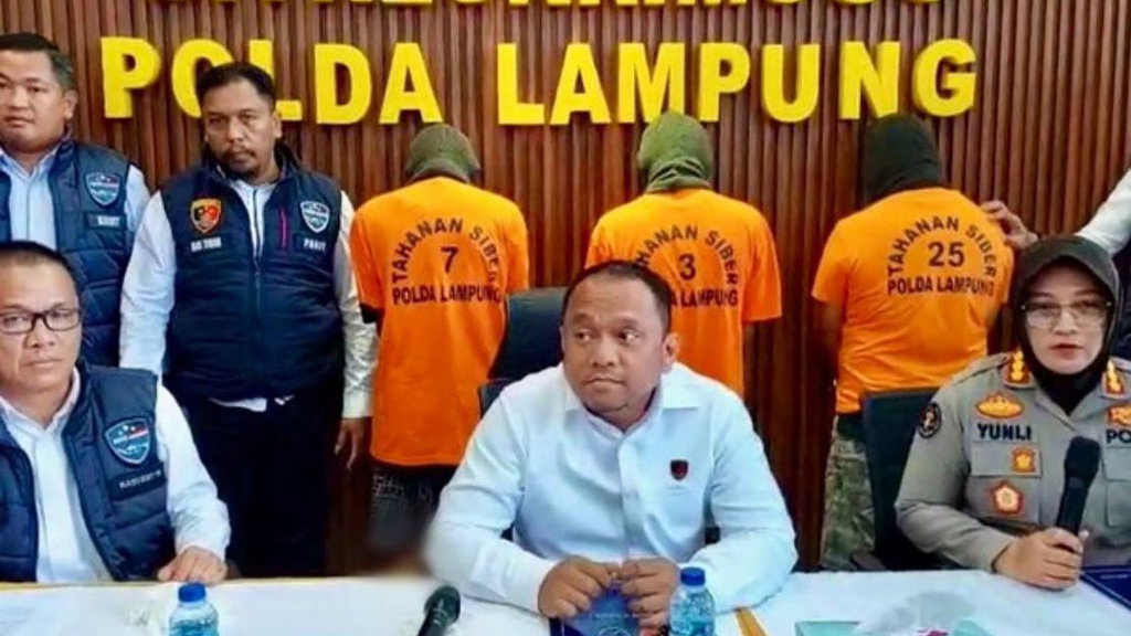 Polisi Tangkap 3 Pria di Lampung Terkait Dugaan Pornografi Polisi Tangkap 3 Pria di Lampung Terkait Dugaan Pornografi