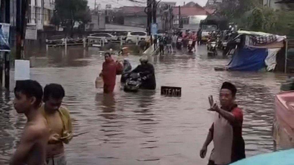 Bencana Hidrometerologi di Tangsel, 22 Titik Banjir & 1 Longsor Bencana Hidrometerologi di Tangsel, 22 Titik Banjir & 1 Longsor