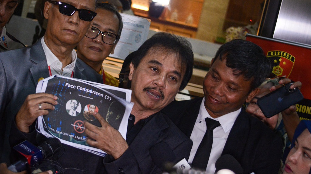 Roy Suryo Minta Diperiksa Penyidik Sampai Magrib Aja Roy Suryo Minta Diperiksa Penyidik Sampai Magrib Aja