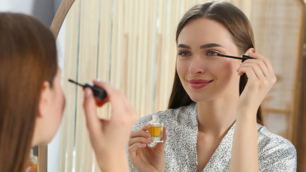 10 Rekomendasi Serum Bulu Mata Terbaik untuk Membuat Lentik