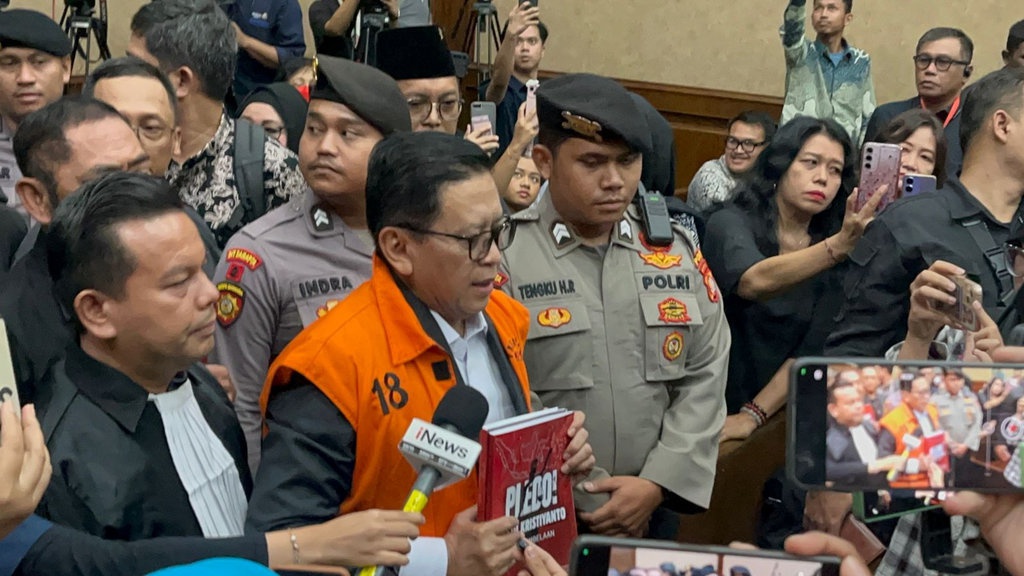 Hasto Klaim Tulis Tangan Pleidoi Sendiri: Sampai Pegal-pegal Hasto Klaim Tulis Tangan Pleidoi Sendiri: Sampai Pegal-pegal