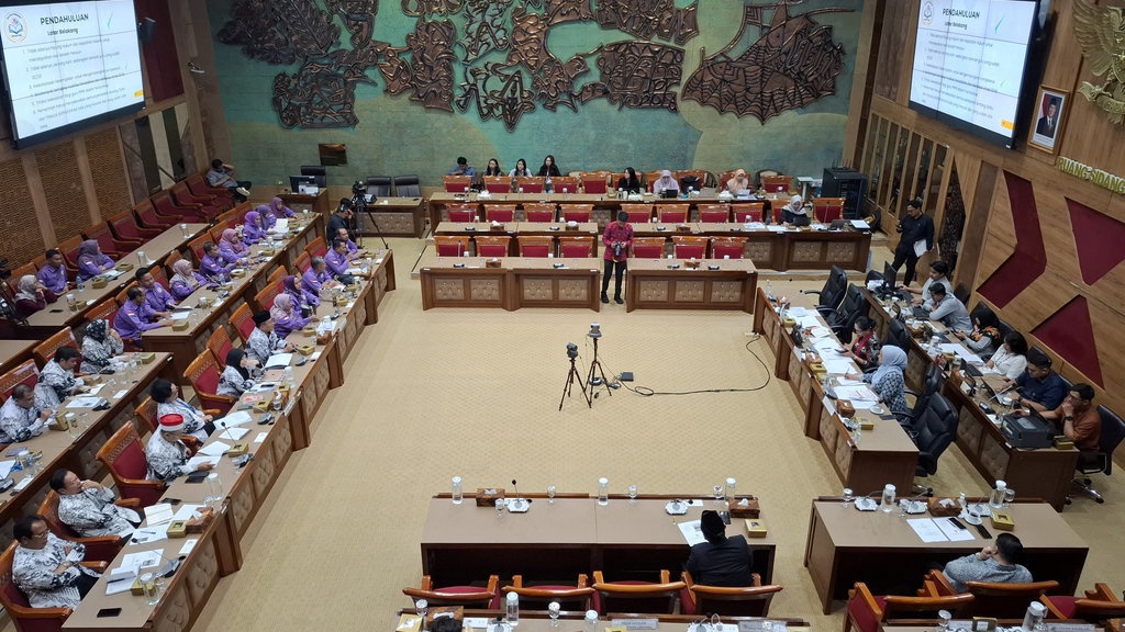 Sejumlah Guru Curhat ke DPR Belum Diangkat Jadi PPPK dari 2021