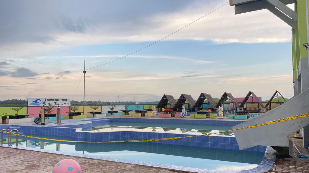 Wartawan Diusir saat Liput Anak Tenggelam di Kolam Renang Sambas Wartawan Diusir saat Liput Anak Tenggelam di Kolam Renang Sambas