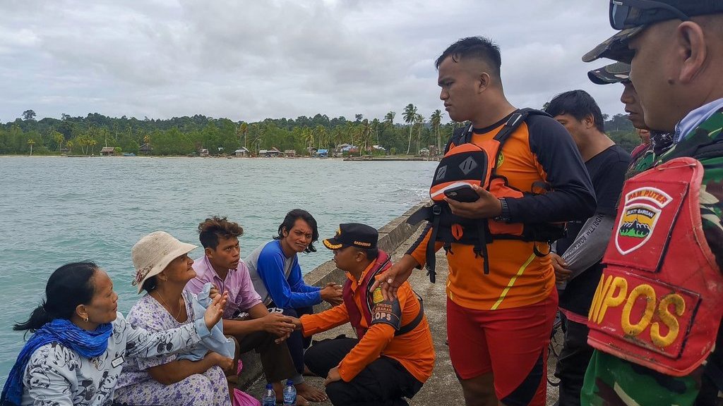 17 Penumpang Kapal Terbalik di Selat Sipora Mentawai Selamat 17 Penumpang Kapal Terbalik di Selat Sipora Mentawai Selamat
