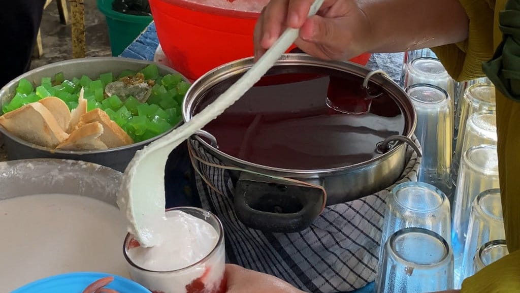 Menyesap Kenangan Es Lontrong yang Tak Dijumpai di Tempat Lain