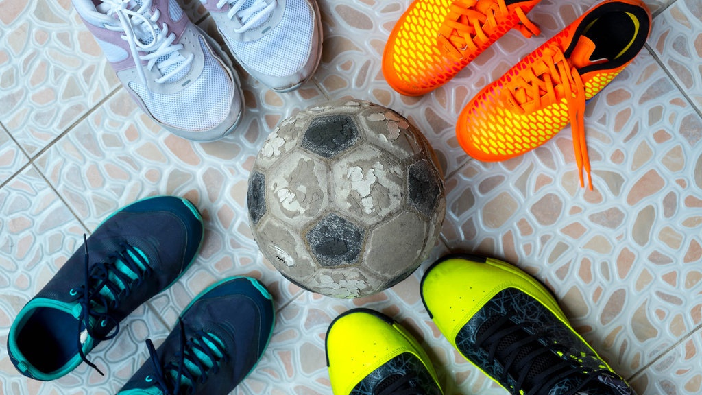 10 Rekomendasi Merk Sepatu Futsal Nyaman & Info Harganya 10 Rekomendasi Merk Sepatu Futsal Nyaman & Info Harganya