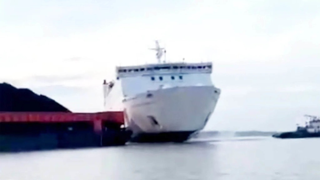 Polisi Menyelidik Tubrukan Kapal & Tongkang Batu Bara di Kalsel Polisi Menyelidik Tubrukan Kapal & Tongkang Batu Bara di Kalsel