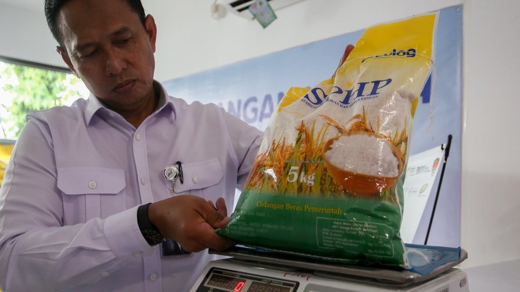 Bulog Andalkan Koperasi TNI-Polri Cegah Pemalsuan Beras SPHP Bulog Andalkan Koperasi TNI-Polri Cegah Pemalsuan Beras SPHP
