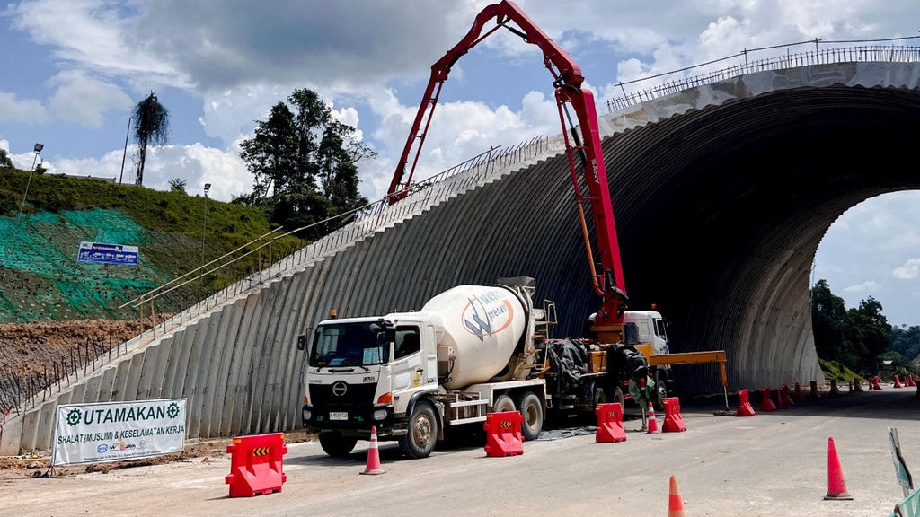 Meniti Jalan Pembangunan: di Antara yang Masif dan Berkelanjutan