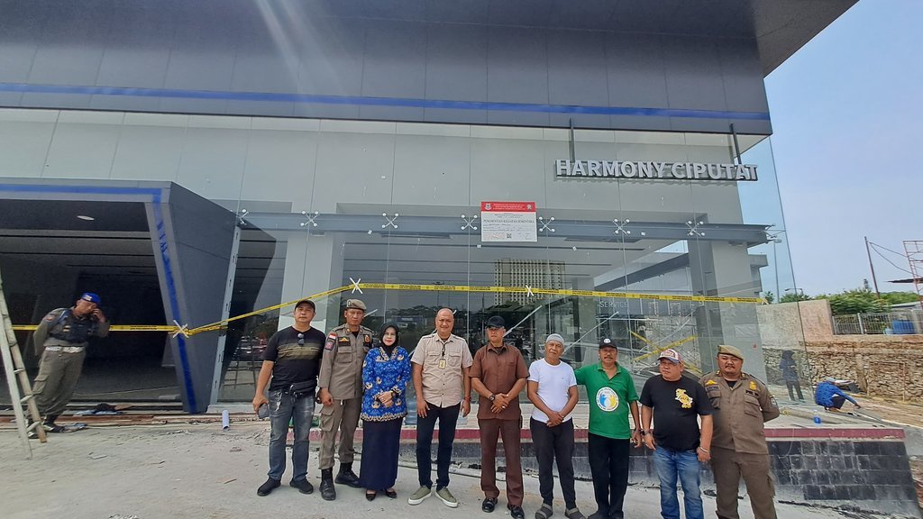 Satpol PP Segel Showroom BYD di Ciputat, Diduga Tak Berizin Satpol PP Segel Showroom BYD di Ciputat, Diduga Tak Berizin