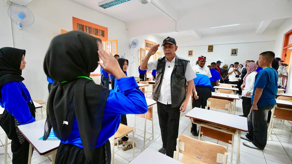 Tinjau MPLS, Wamen Sosial Agus Jabo Kunjungi SRMA 16 Temanggung Tinjau MPLS, Wamen Sosial Agus Jabo Kunjungi SRMA 16 Temanggung