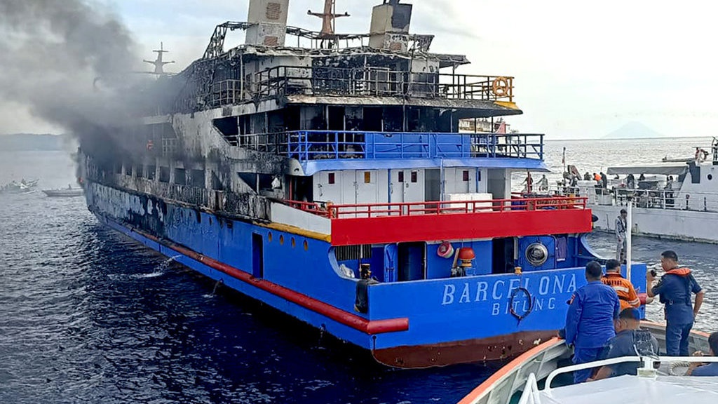 Kronologi & Update Terkini Kebakaran Kapal Barcelona di Talise Kronologi & Update Terkini Kebakaran Kapal Barcelona di Talise