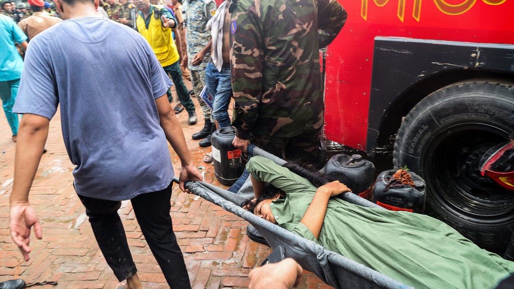 Jet Tempur Bangladesh Jatuh di Sekolah, Puluhan Orang Tewas Jet Tempur Bangladesh Jatuh di Sekolah, Puluhan Orang Tewas