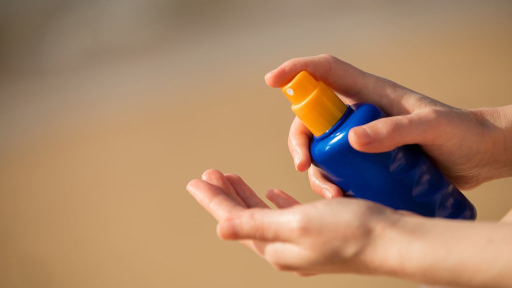 12 Rekomendasi Sunscreen Spray Terbaik untuk Melindungi Kulit