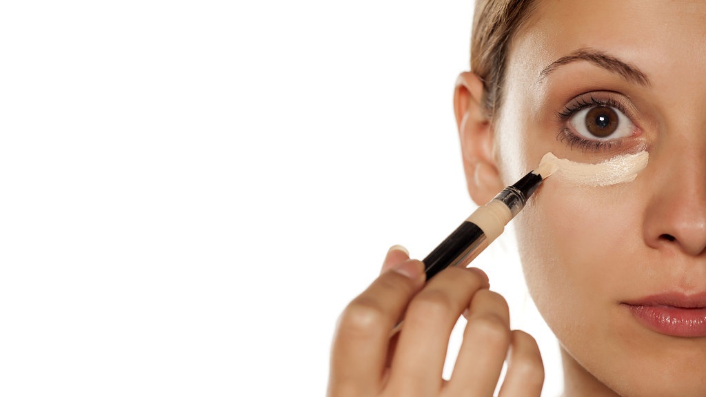 10 Rekomendasi Concealer yang Bagus untuk Menutupi Flek Hitam 10 Rekomendasi Concealer yang Bagus untuk Menutupi Flek Hitam