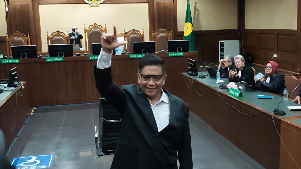 Sehari Sebelum Divonis, Hasto Gugat Pasal 21 UU Tipikor ke MK Sehari Sebelum Divonis, Hasto Gugat Pasal 21 UU Tipikor ke MK