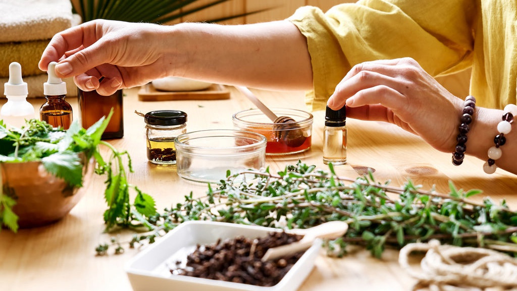 10 Rekomendasi Parfum dari Kemenyan Terbaik & Tahan Lama 10 Rekomendasi Parfum dari Kemenyan Terbaik & Tahan Lama