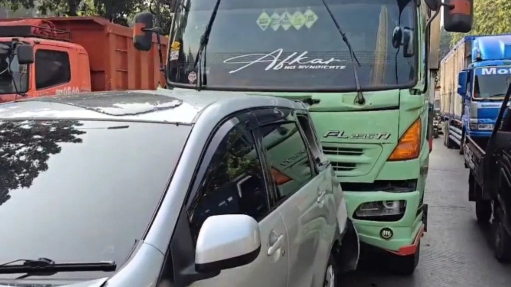 Kronologi Kontainer Tabrak Belasan Kendaraan di Jakarta Timur Kronologi Kontainer Tabrak Belasan Kendaraan di Jakarta Timur