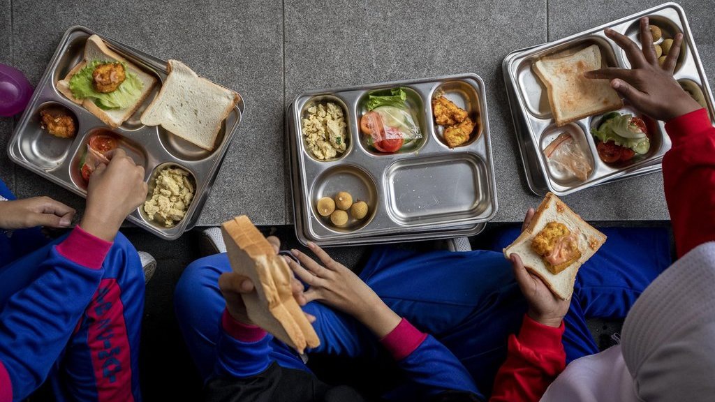 Di Tengah Kasus Keracunan Berulang, Patutkah MBG Dilanjutkan?