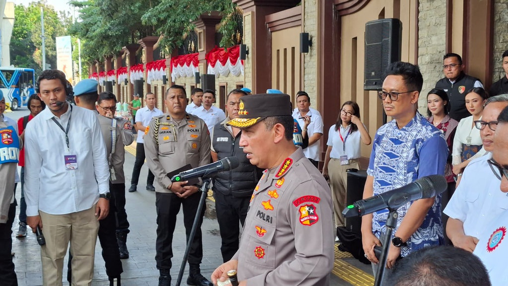 Kapolri Lepas 1.575 Buruh Terdampak PHK ke Tempat Kerja Baru Kapolri Lepas 1.575 Buruh Terdampak PHK ke Tempat Kerja Baru