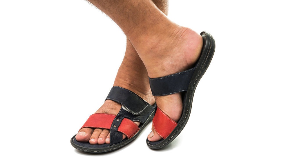 12 Rekomendasi Sandal Slip On Pria yang Bagus dan Awet 12 Rekomendasi Sandal Slip On Pria yang Bagus dan Awet