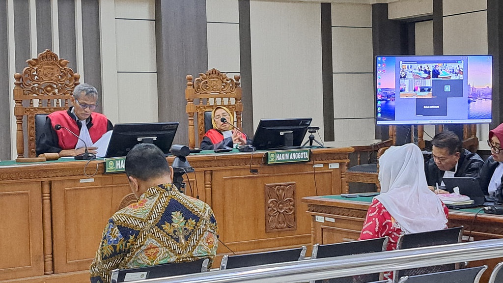 Mbak Ita Kerap Geleng-Geleng saat Dengar Pembacaan Tuntutan JPU Mbak Ita Kerap Geleng-Geleng saat Dengar Pembacaan Tuntutan JPU