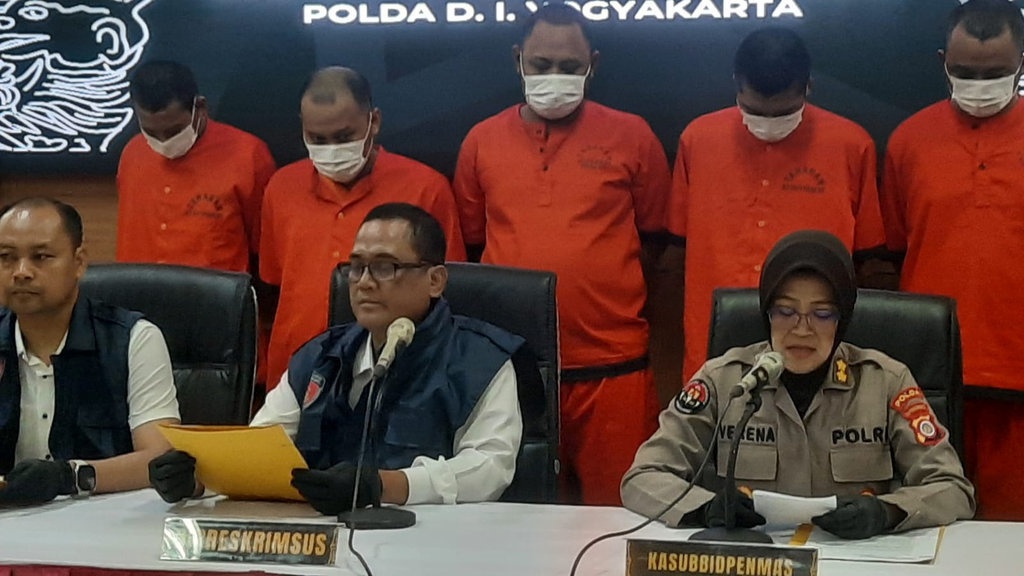 Polisi Bekuk Lima Orang Tersangka Kasus Judi Online di Bantul Polisi Bekuk Lima Orang Tersangka Kasus Judi Online di Bantul