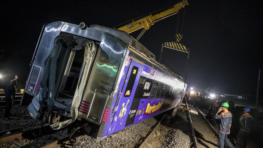 Dirut KAI Membungkuk Minta Maaf Atas Insiden KA di Subang Dirut KAI Membungkuk Minta Maaf Atas Insiden KA di Subang