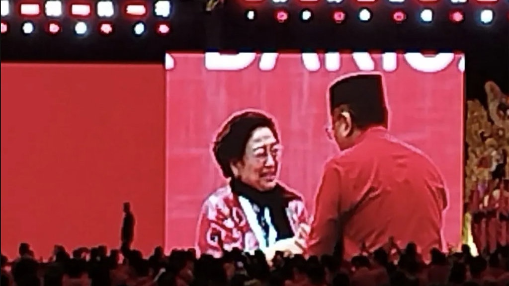 Hadir di Kongres PDIP, Hasto Disambut Tangis & Pelukan Megawati