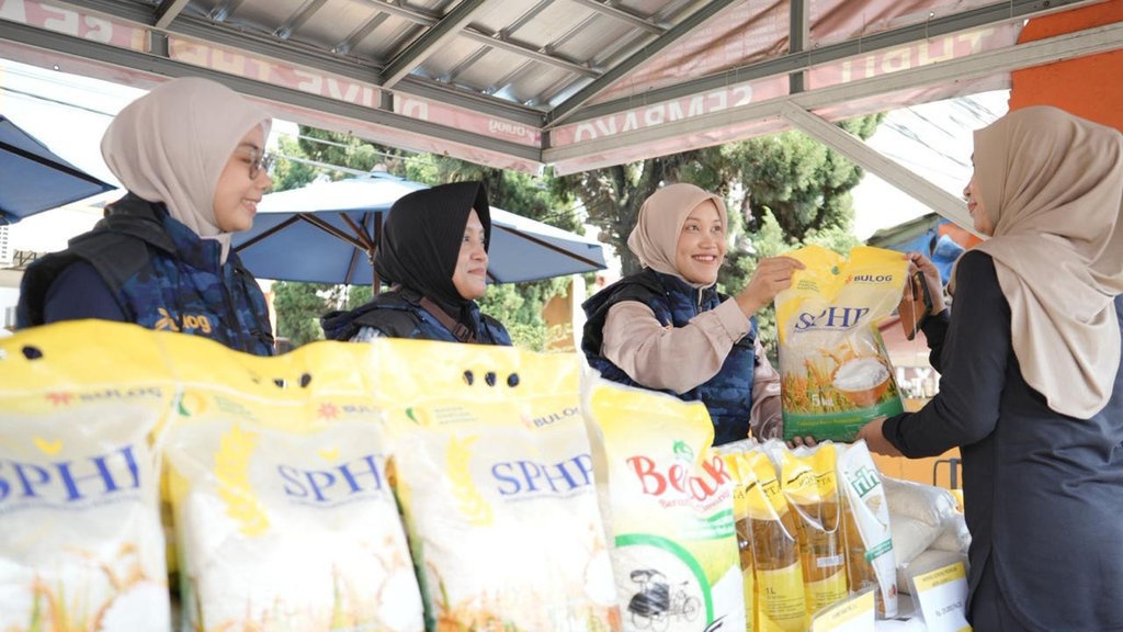 BULOG Awasi SPHP dan Salurkan Bantuan di Serang & Tangerang BULOG Awasi SPHP dan Salurkan Bantuan di Serang & Tangerang