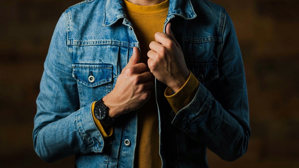 10 Inspirasi Gaya Outfit Jaket Jeans Pria yang Keren 10 Inspirasi Gaya Outfit Jaket Jeans Pria yang Keren