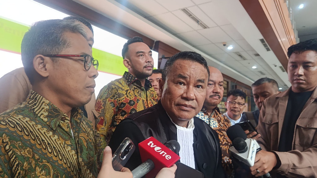 Hotman Paris Minta Kejagung Hentikan Kasus Impor Gula Hotman Paris Minta Kejagung Hentikan Kasus Impor Gula