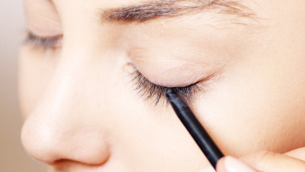 5 Cara Bentuk Eyeliner untuk Mata Sayu Agar Tampak Lebih Terbuka 5 Cara Bentuk Eyeliner untuk Mata Sayu Agar Tampak Lebih Terbuka