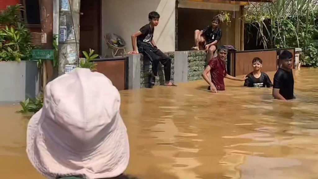 Banjir Rendam Beberapa Titik di Tangsel, BPBD Duga Kiriman Hulu Banjir Rendam Beberapa Titik di Tangsel, BPBD Duga Kiriman Hulu