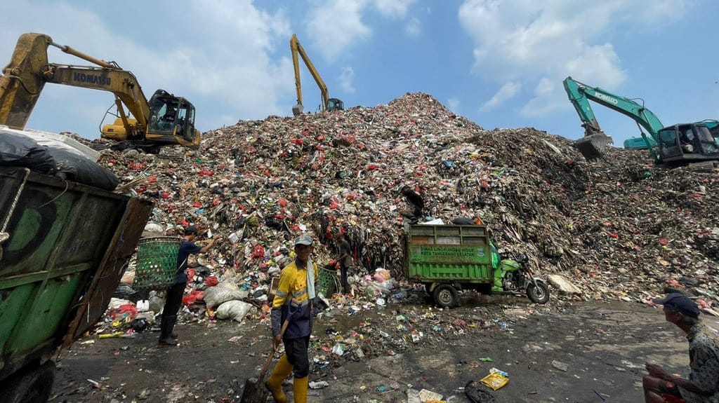 4 Tersangka Korupsi di DLHK Tangsel Dilimpahkan ke Kejati Banten 4 Tersangka Korupsi di DLHK Tangsel Dilimpahkan ke Kejati Banten