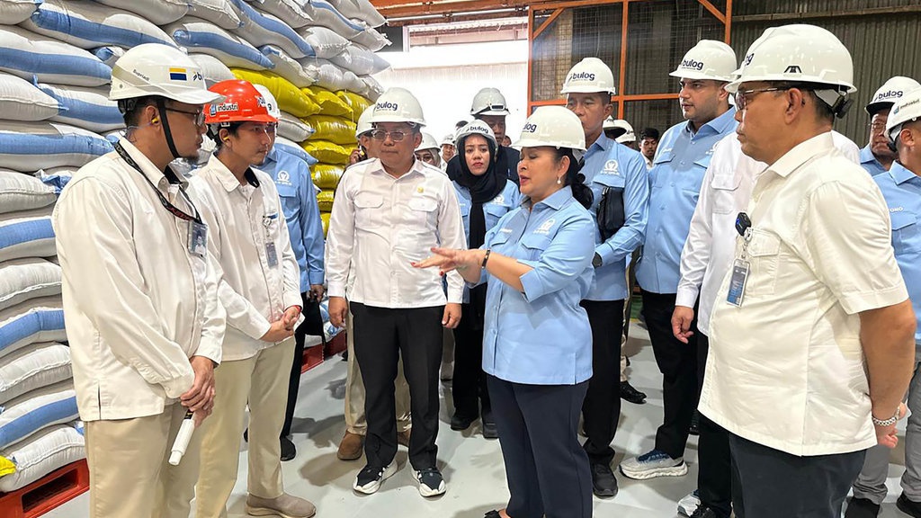 Komisi IV DPR RI Tinjau Stok Beras di Gudang BULOG Panaikang