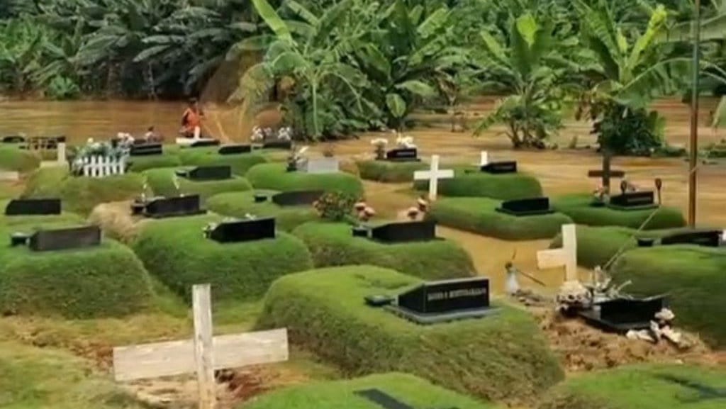 Banjir Kiriman Bogor Rendam 40 Makam di TPU Parakan Tangsel Banjir Kiriman Bogor Rendam 40 Makam di TPU Parakan Tangsel