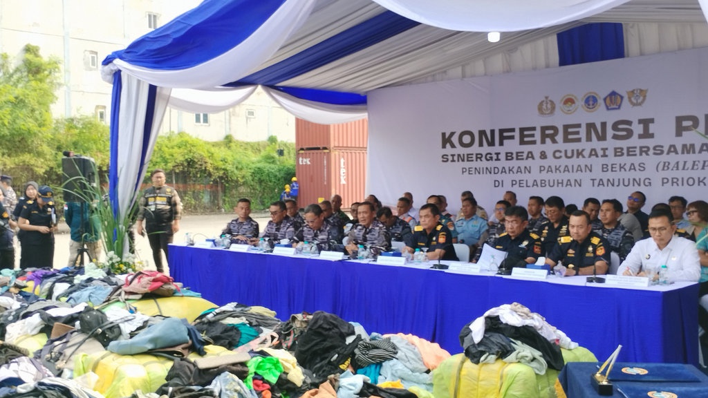 DJBC dan TNI AL Gagalkan Penyelundupan Baju-Tas Ilegal Rp1,5 M DJBC dan TNI AL Gagalkan Penyelundupan Baju-Tas Ilegal Rp1,5 M