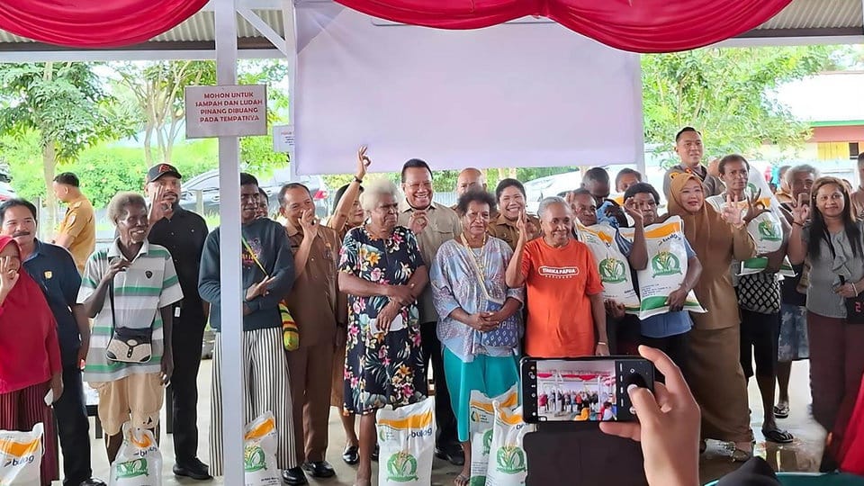 BULOG Gaspol Salurkan Banpang dan Gelar GPM di Papua BULOG Gaspol Salurkan Banpang dan Gelar GPM di Papua