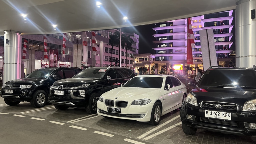 Kejagung Pindahkan Mobil Sitaan dari Riza Chalid ke Rupbasan Kejagung Pindahkan Mobil Sitaan dari Riza Chalid ke Rupbasan