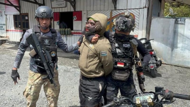 Satgas Damai Cartenz Tangkap Penembak Polisi di Puncak Jaya Satgas Damai Cartenz Tangkap Penembak Polisi di Puncak Jaya