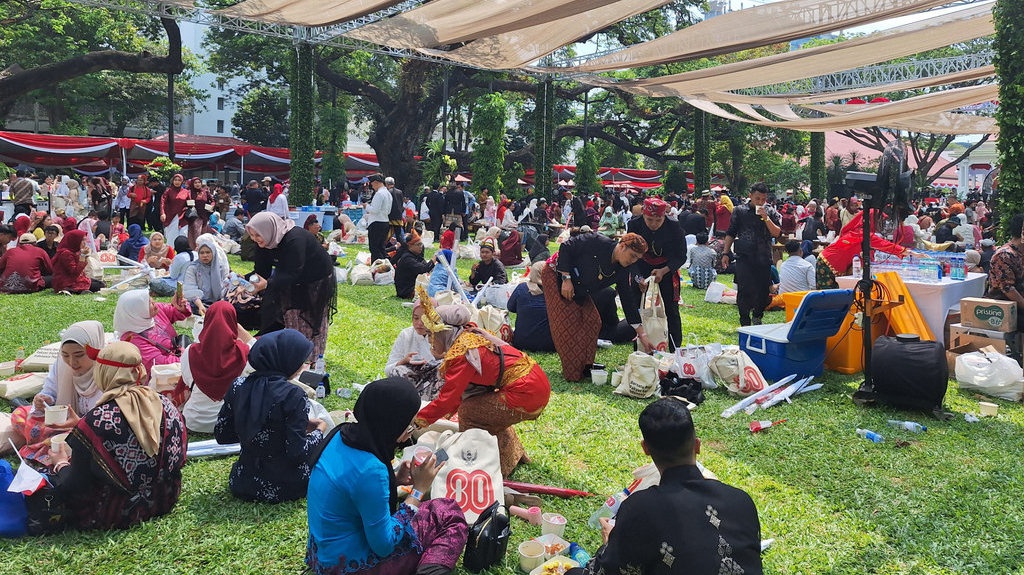 Warga Nikmati Pesta Rakyat di Halaman Dalam Istana Negara Warga Nikmati Pesta Rakyat di Halaman Dalam Istana Negara