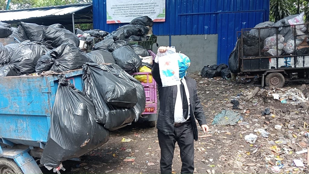 Kritik Masalah Sampah, Seniman Bandung Upacara di TPST Siliwangi Kritik Masalah Sampah, Seniman Bandung Upacara di TPST Siliwangi