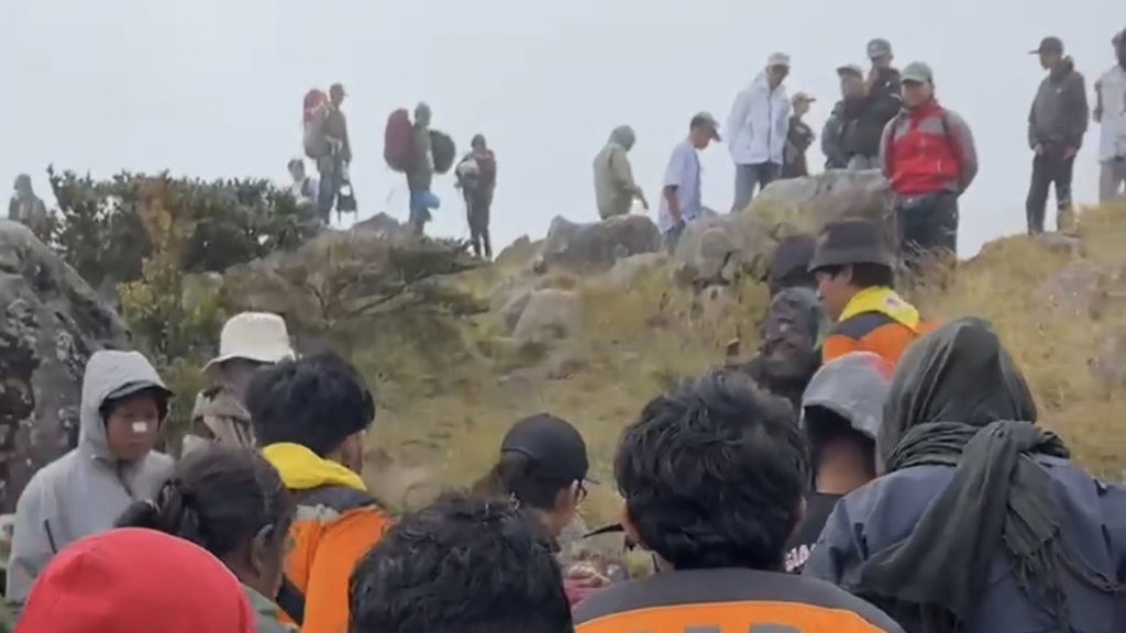 Seorang Pendaki Tewas Usai Upacara di Puncak Gunung Bawakaraeng Seorang Pendaki Tewas Usai Upacara di Puncak Gunung Bawakaraeng