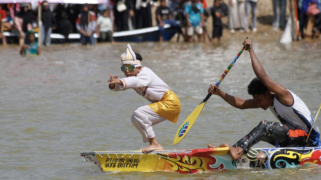Menata Persona, Memanen Aura di Dunia Maya Menata Persona, Memanen Aura di Dunia Maya
