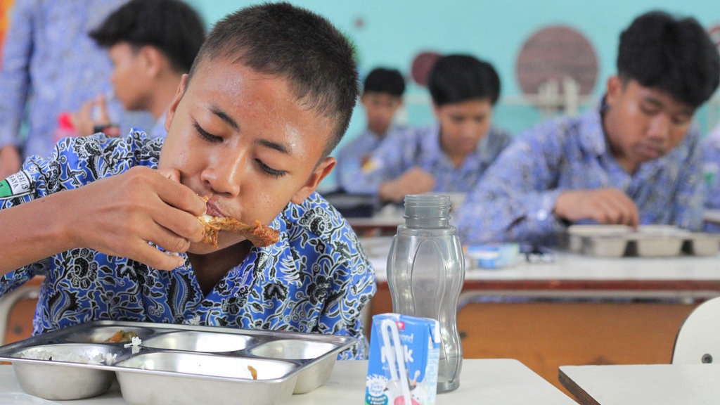 Indef Desak Prabowo Hentikan Program MBG untuk Dievaluasi Total Indef Desak Prabowo Hentikan Program MBG untuk Dievaluasi Total