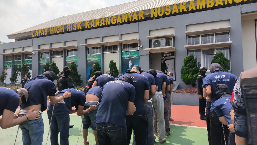 1.300 Napi High Risk Dipindahkan Bertahap ke Lapas Nusakambangan 1.300 Napi High Risk Dipindahkan Bertahap ke Lapas Nusakambangan