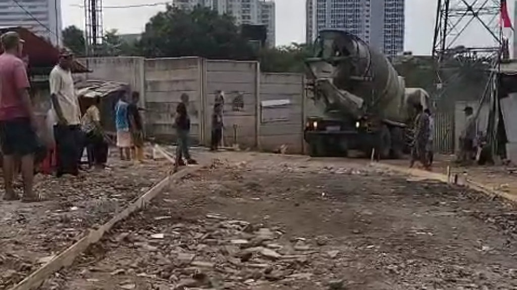 Tak Sabar Menunggu Pemda, Warga di Tangsel Patungan Bangun Jalan Tak Sabar Menunggu Pemda, Warga di Tangsel Patungan Bangun Jalan